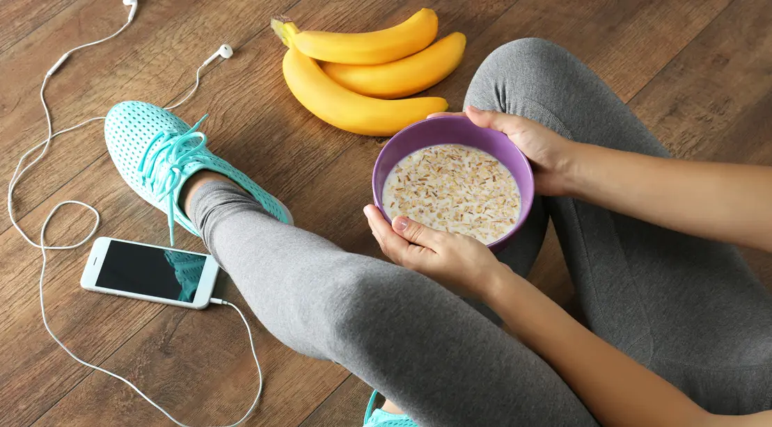 Girl In Fitness Gear Eating Cereal Banana 9ESLEk