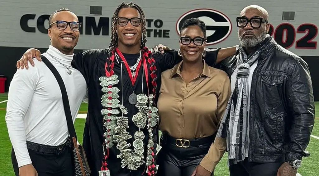 Kendall Milton on the football field with his family jWH9Jy