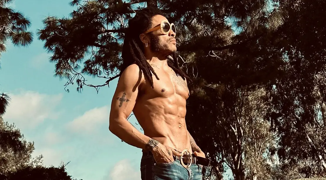 Lenny Kravitz showing his upper body physique outdoors 49GwWA